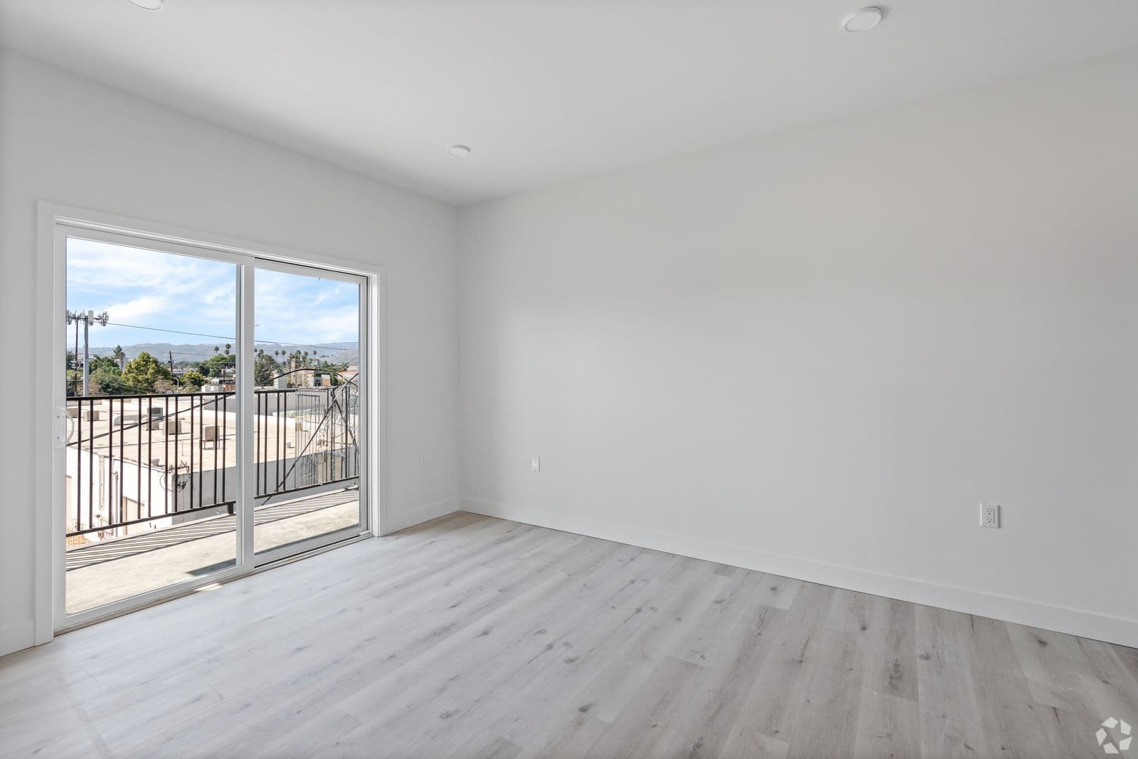 Canoga Park Apartment: 6904 Eton Ave.