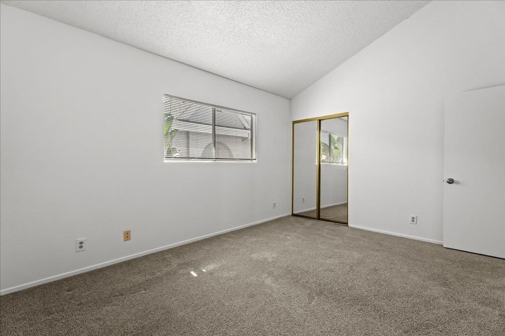 North Hills Apartment: 9660 Sepulveda Blvd