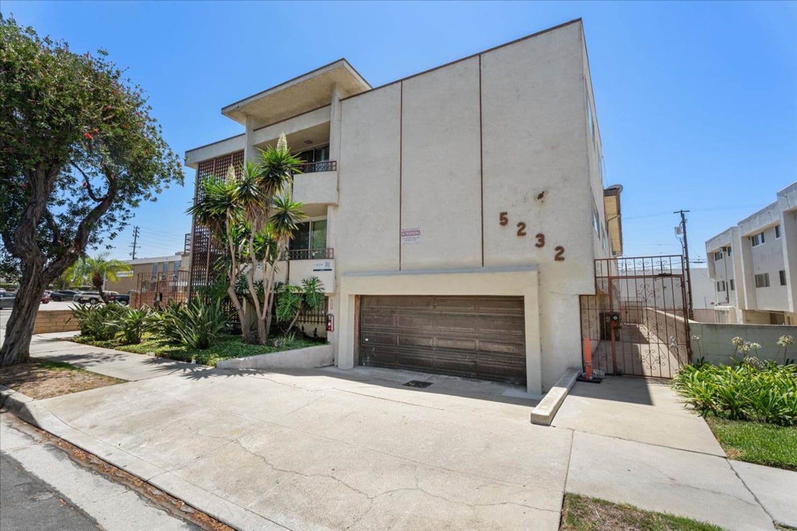 Los Angeles Apartment: 5232 Fairview Blvd