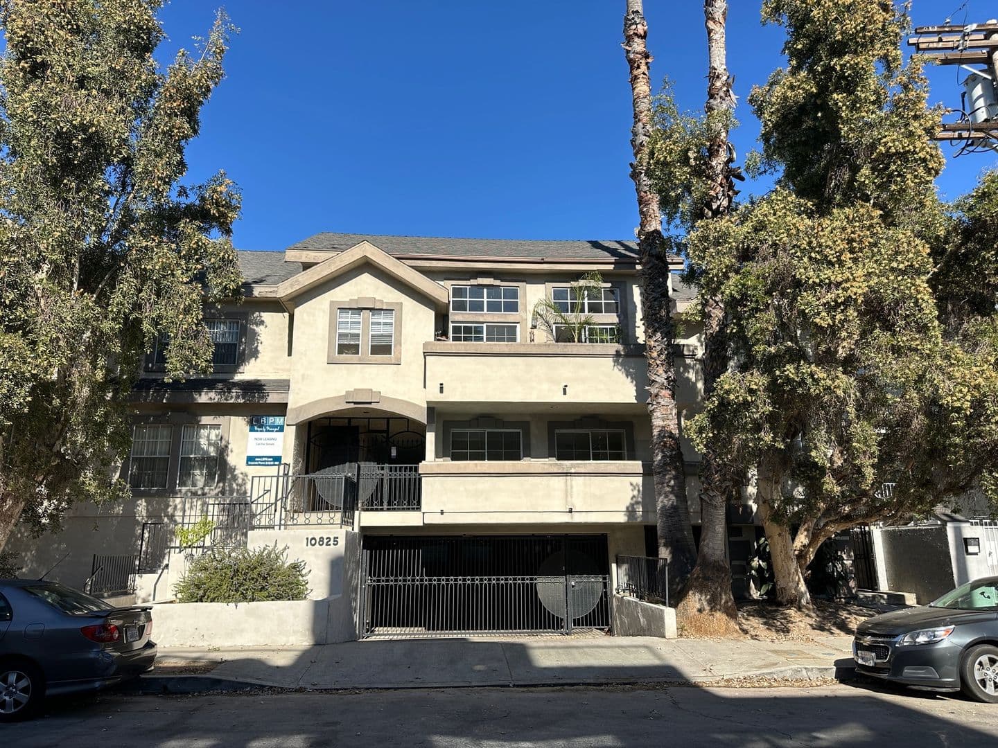 Toluca Lake Apartment: 10825 Blix Street