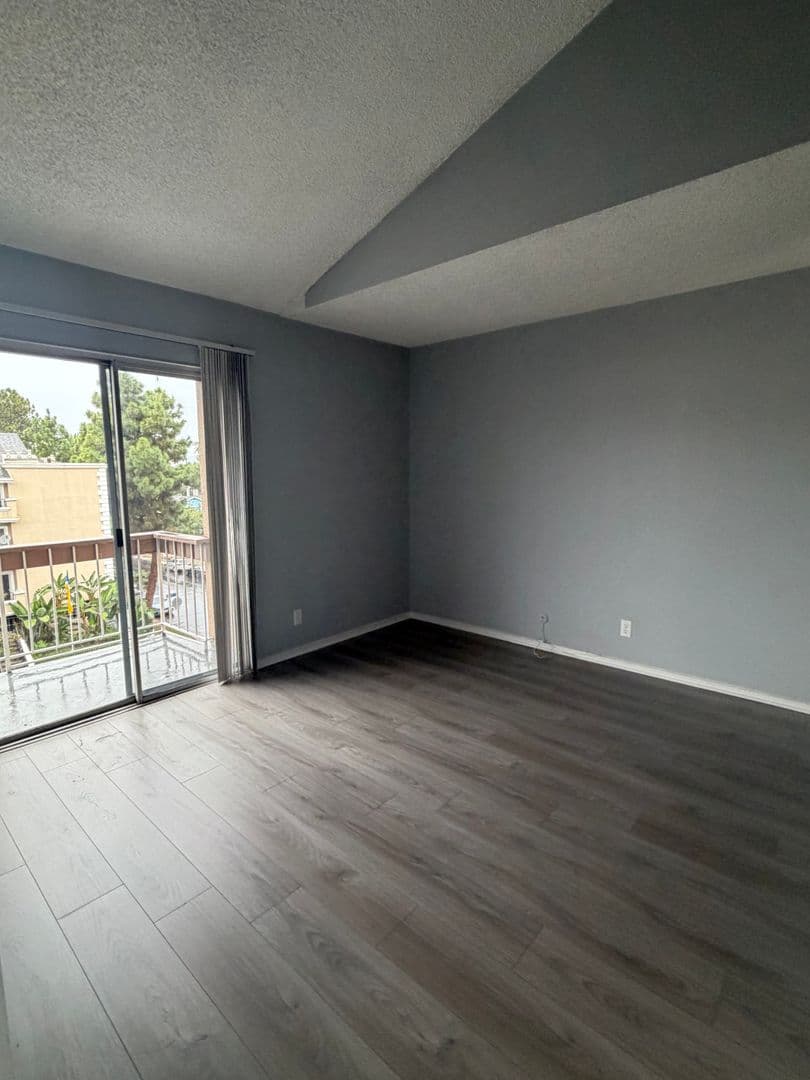 Los Angeles Apartment: 400 S. Kingsley Drive