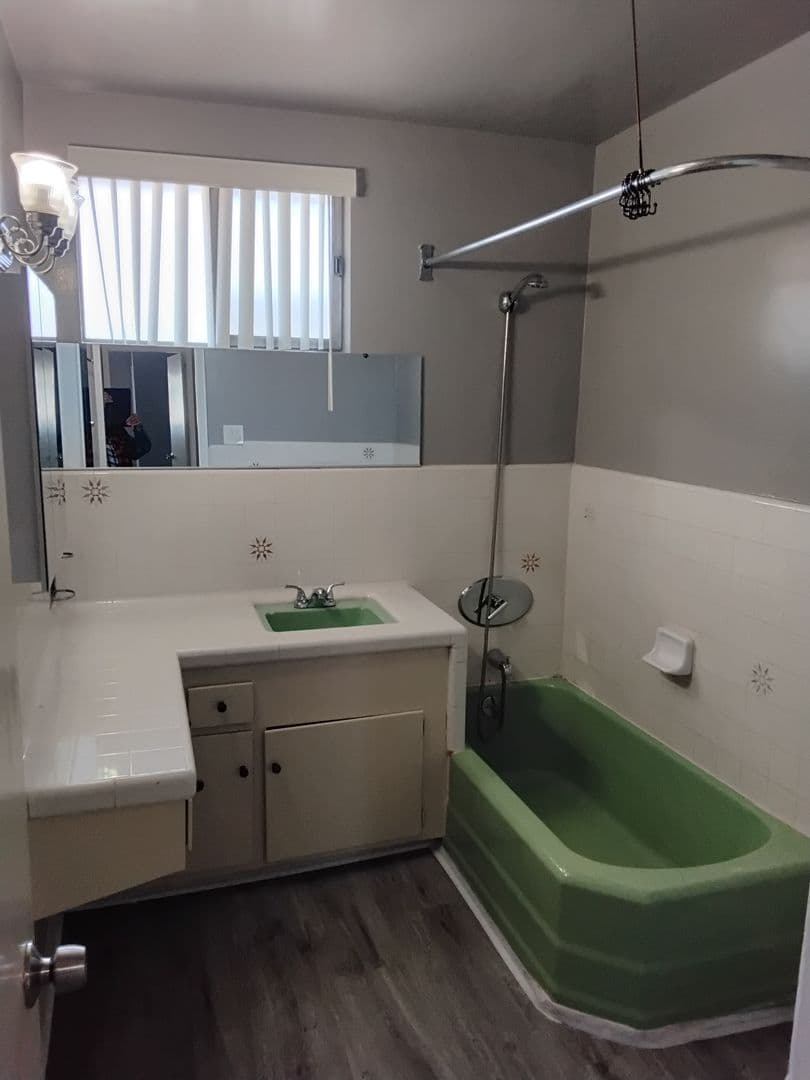 Inglewood Apartment: 880 Victor Avenue