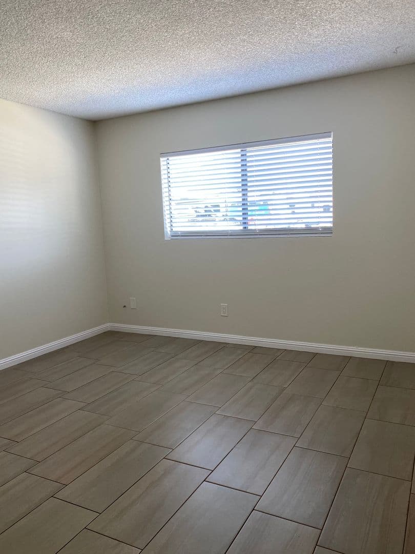 Sunland Apartment: 8608 Foothill Blvd