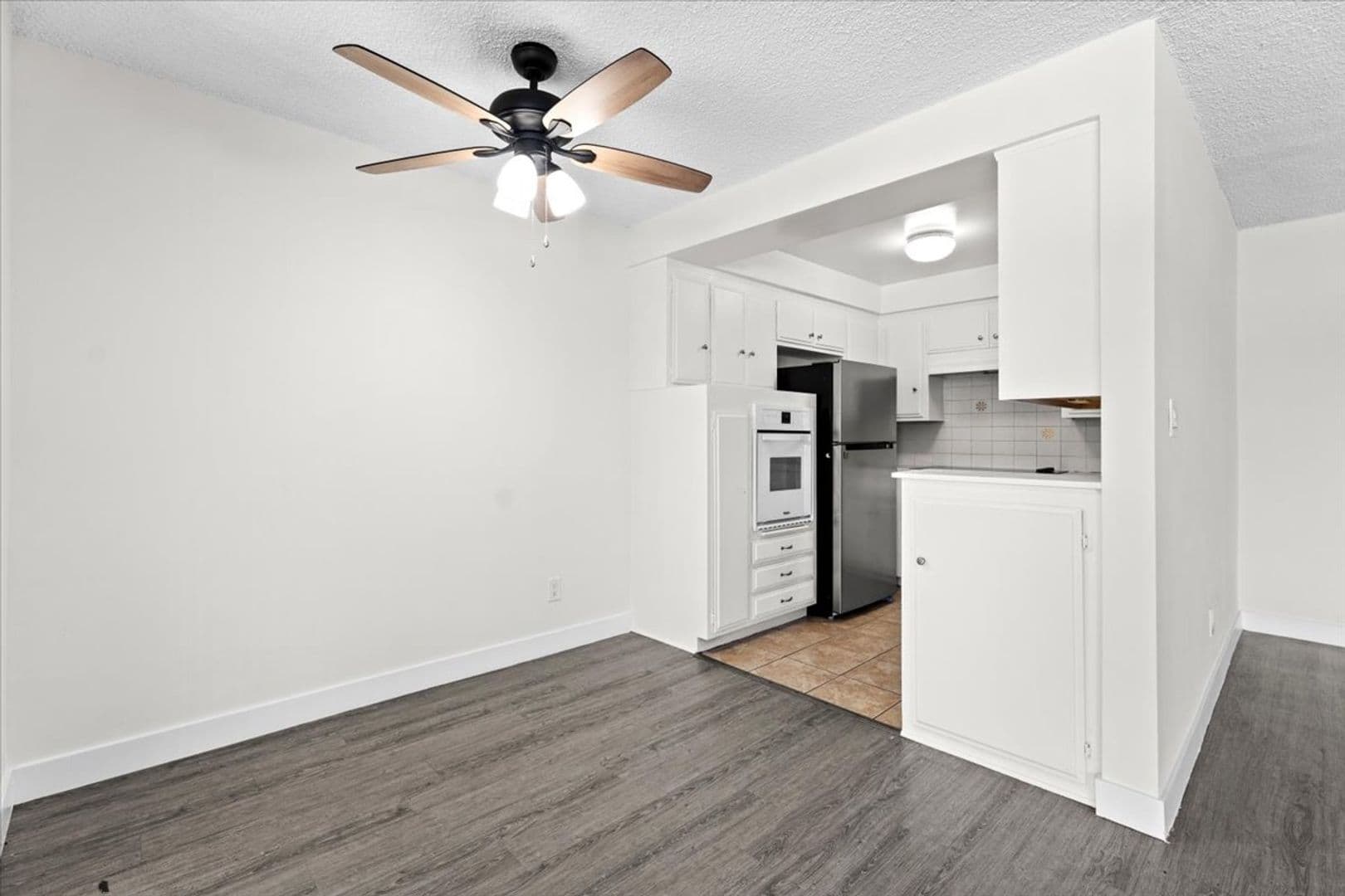 Los Angeles Apartment: 5232 Fairview Blvd