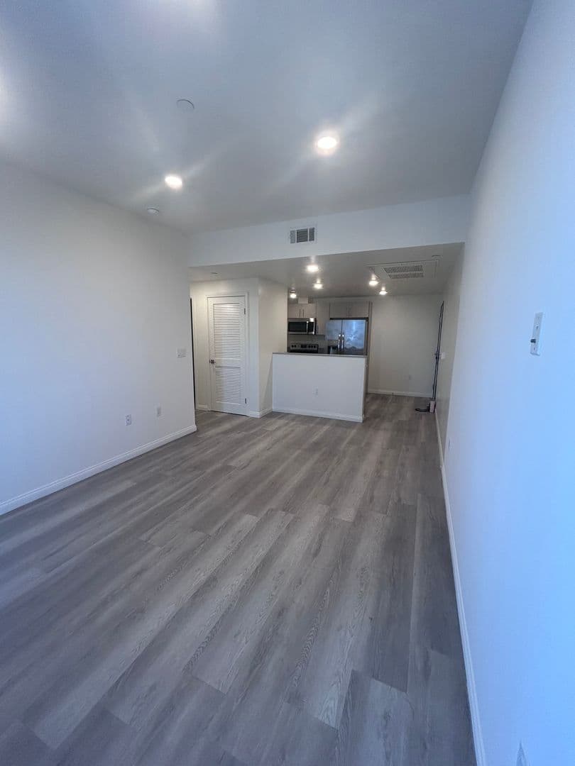 Van Nuys Apartment: 13724 Victory Blvd.
