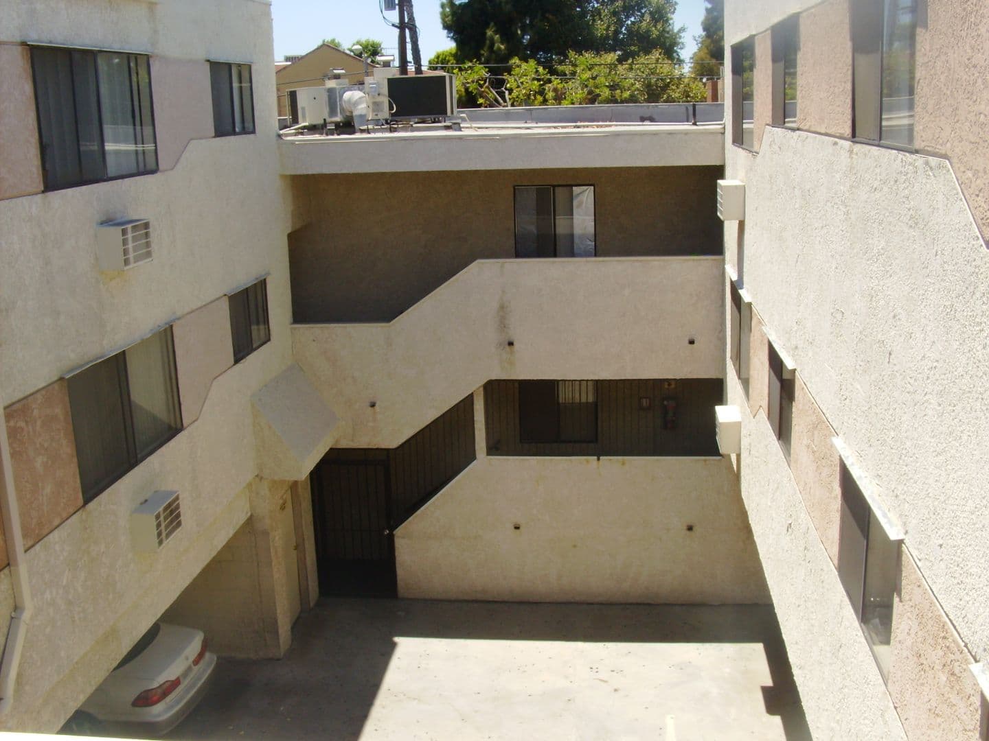 Van Nuys Apartment: 7320 Hazeltine Avenue
