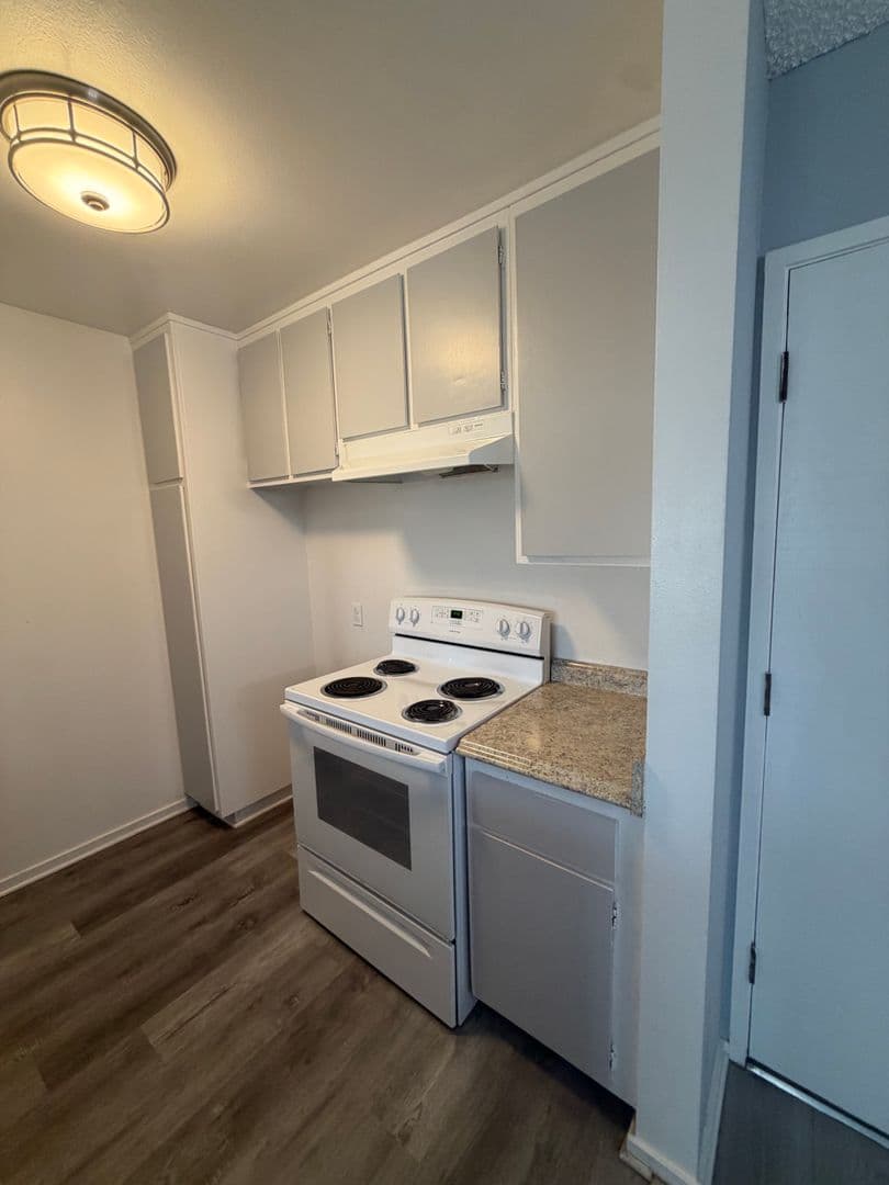 Los Angeles Apartment: 400 S. Kingsley Drive