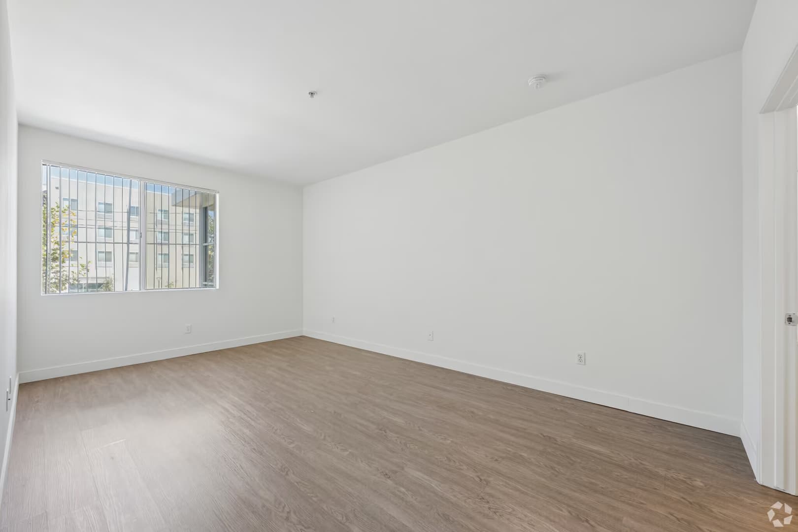 Northridge Apartment: 9850 Zelzah Ave