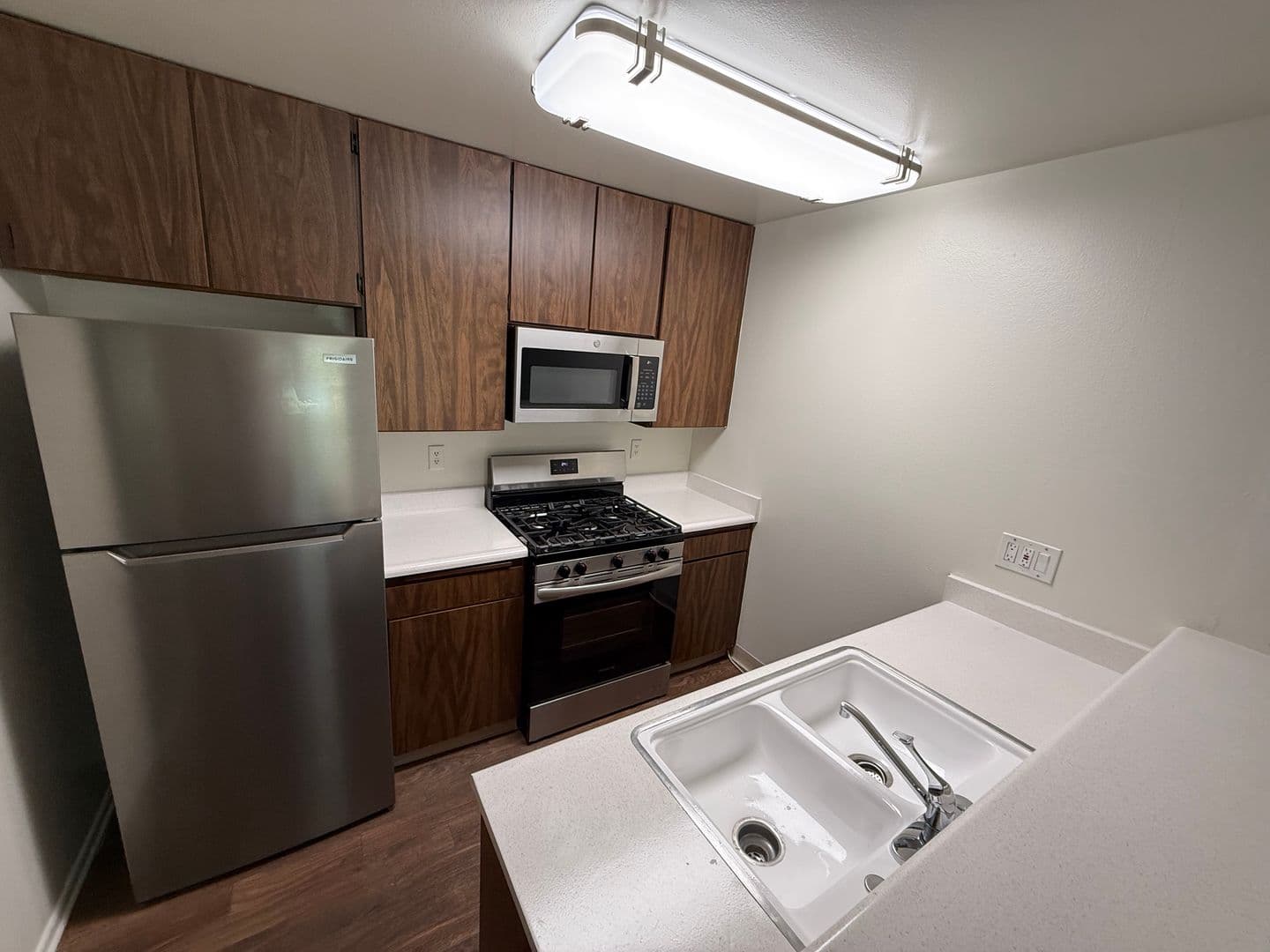 Tarzana Apartment: 18615 Burbank Boulevard