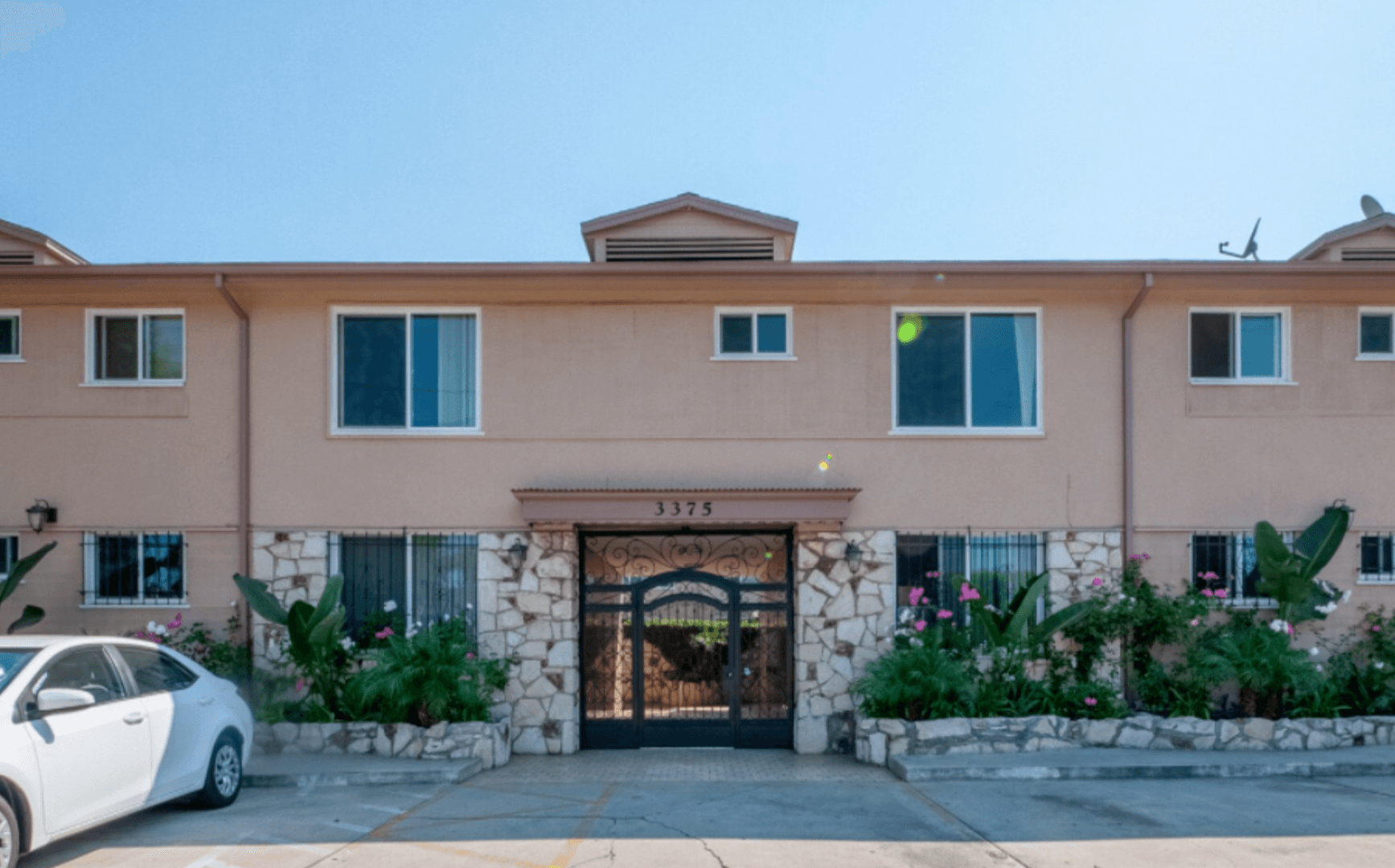 Los Angeles Apartment: 3375 Manning Ave.,