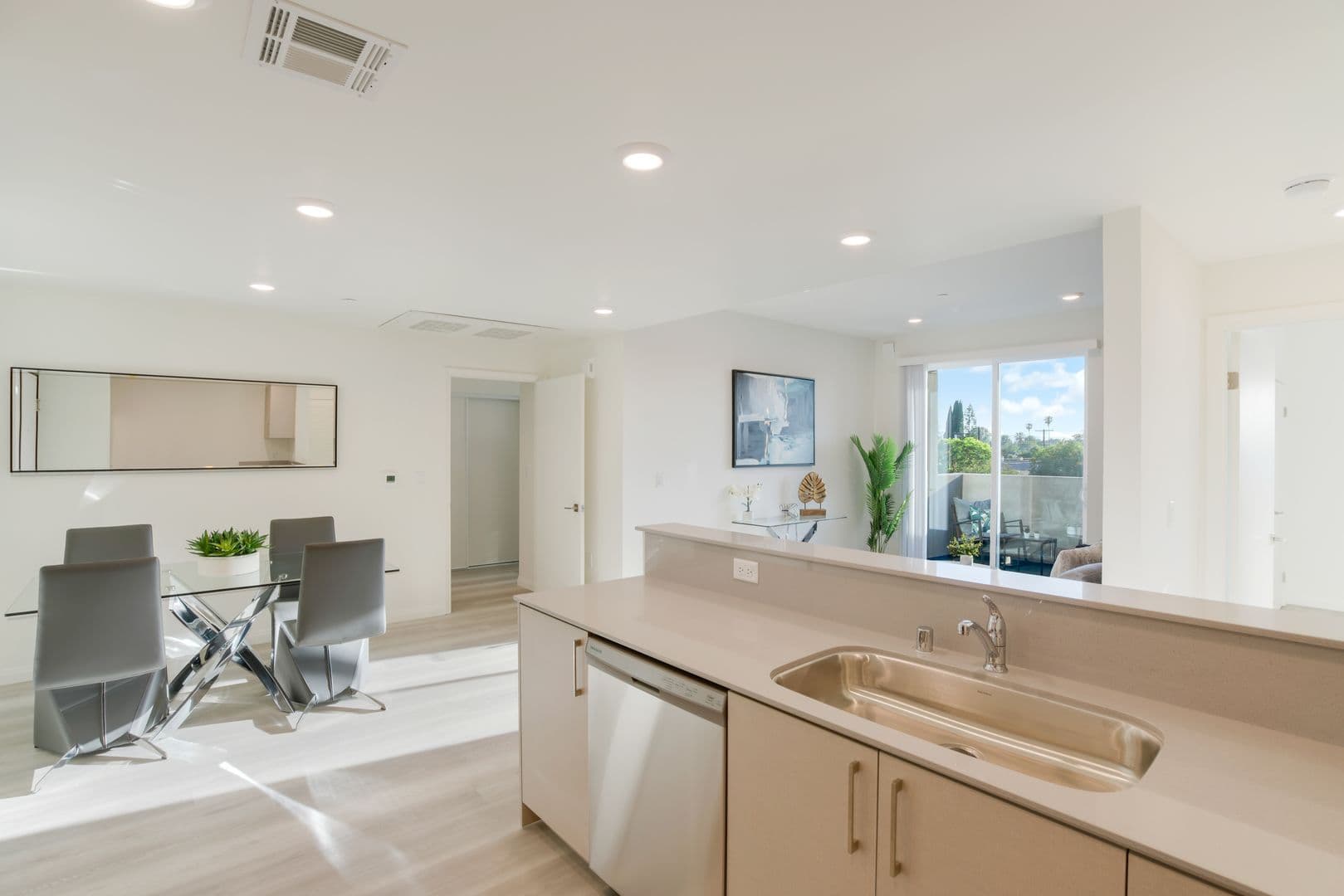 Van Nuys Apartment: 13724 Victory Blvd.