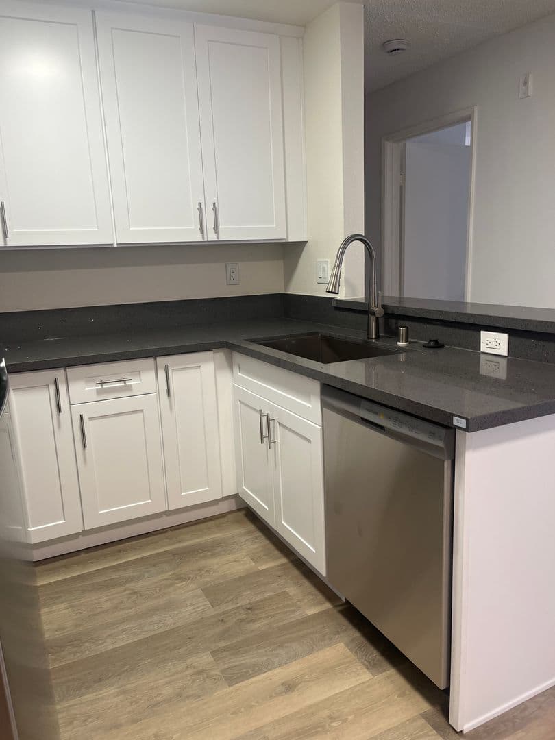 Van Nuys Apartment: 7320 Hazeltine Avenue