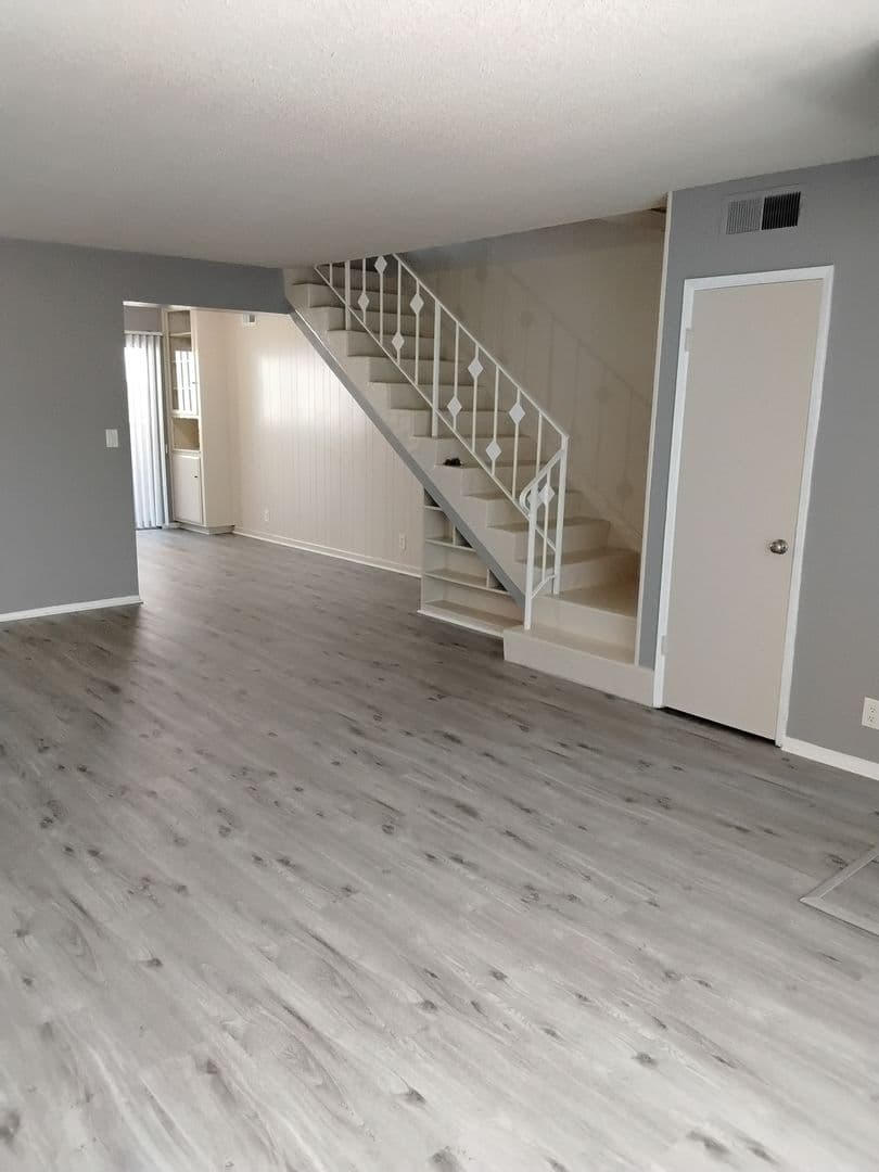 Inglewood Apartment: 880 Victor Avenue