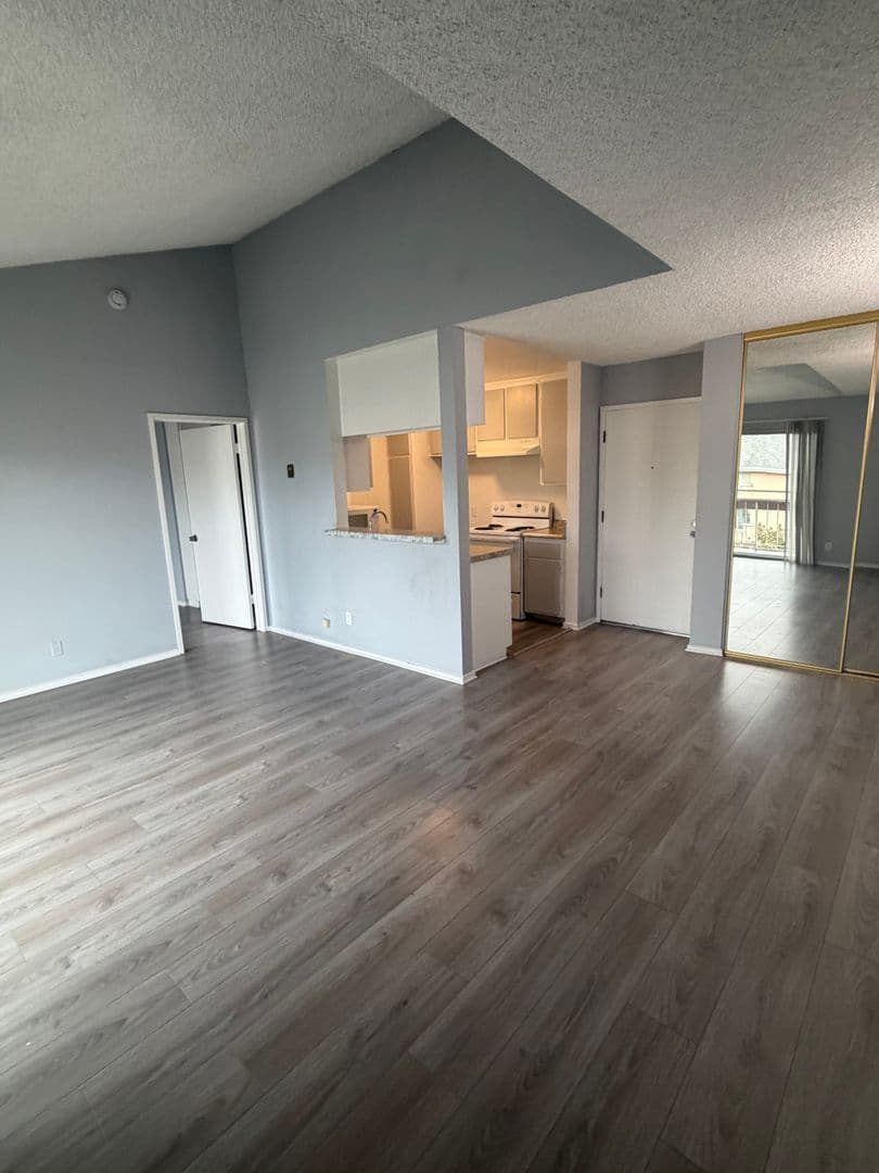Los Angeles Apartment: 400 S. Kingsley Drive