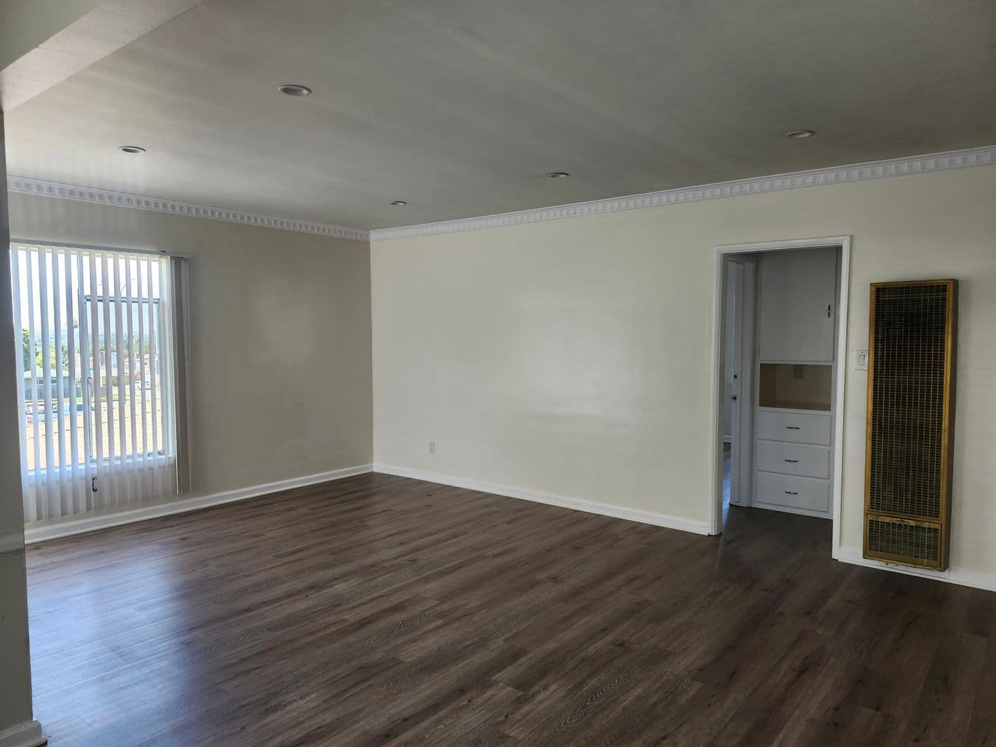 Los Angeles Apartment: 5259 W. Slauson