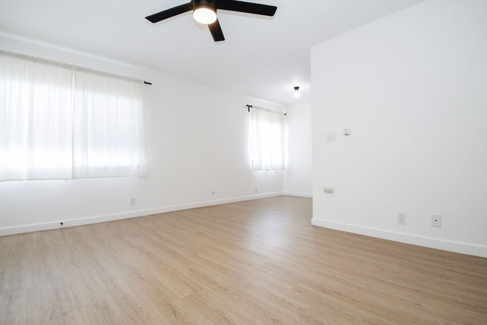 Hawthorne Apartment: 4378 W. 138th St.