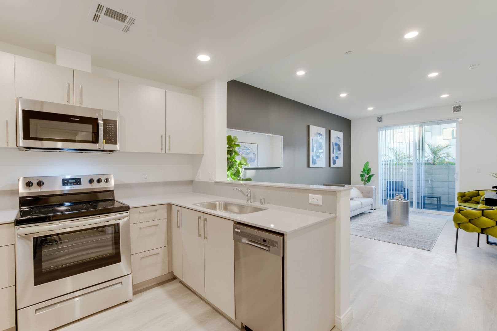 Van Nuys Apartment: 13724 Victory Blvd.