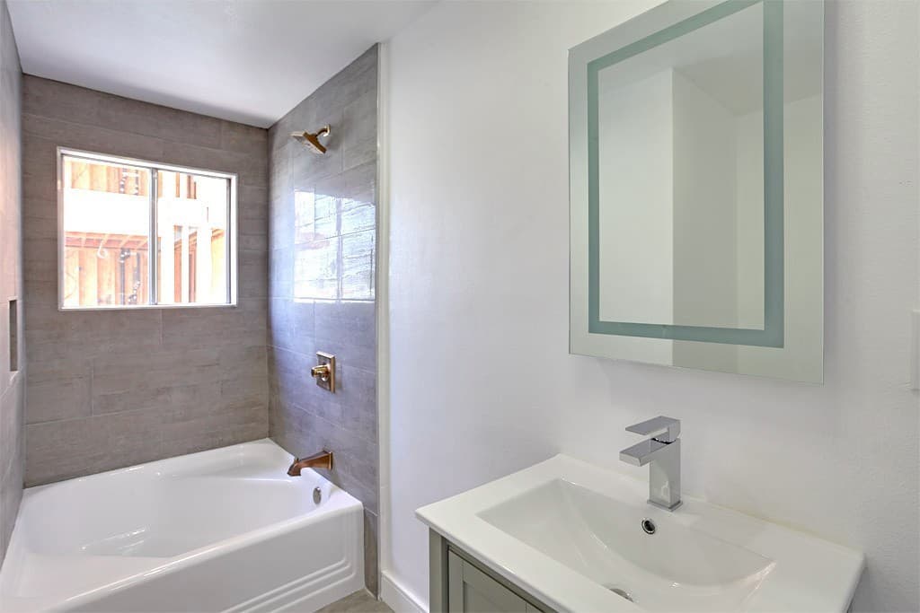 Los Angeles Apartment: 722 S Manhattan Place