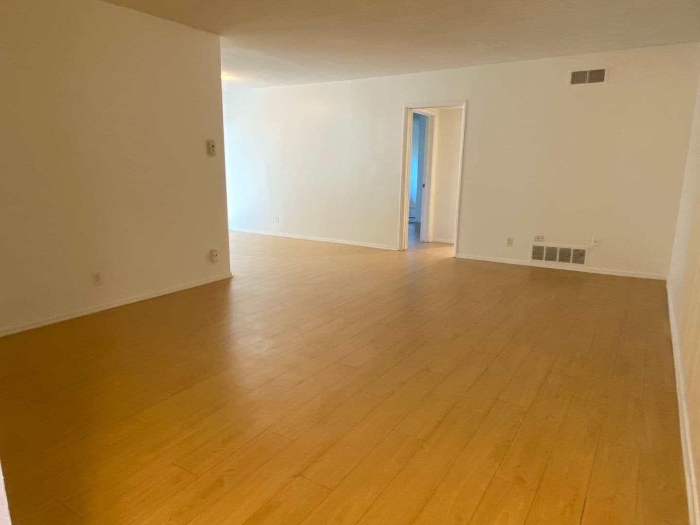 Los Angeles Apartment: 928 South Sherbourne Drive
