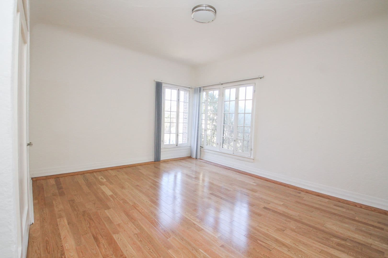 Los Angeles Apartment: 367 N Orange Grove Ave.