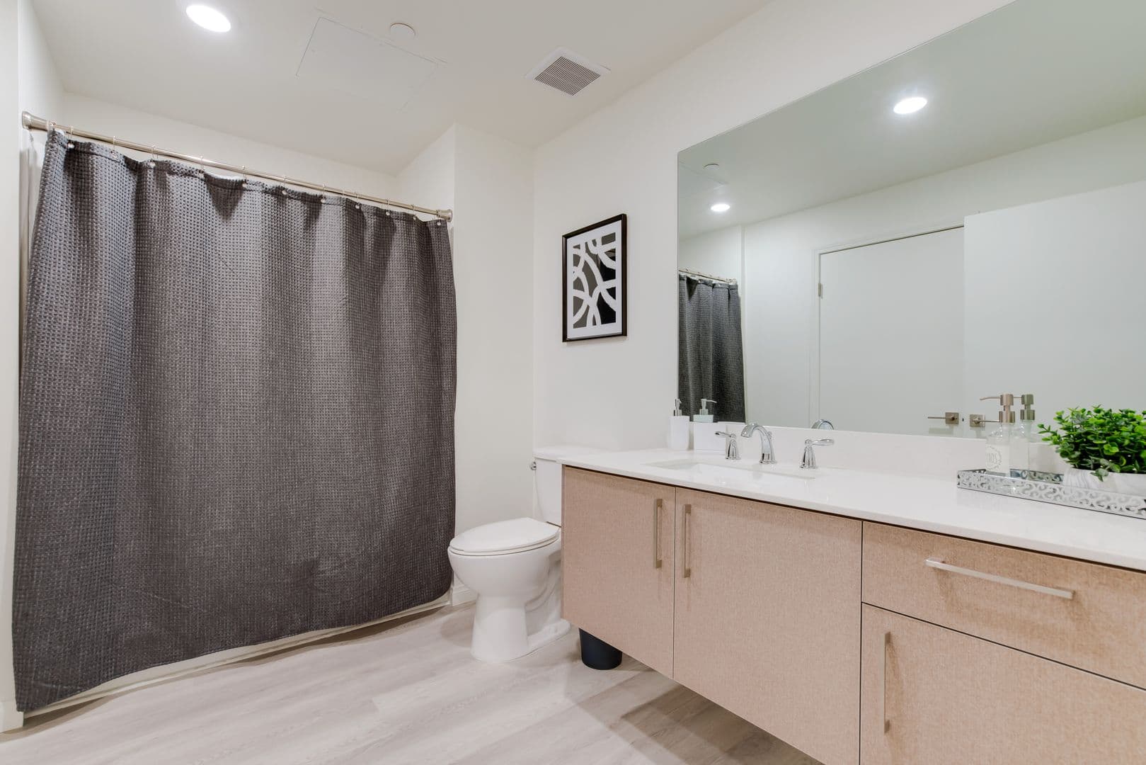 Van Nuys Apartment: 13724 Victory Blvd.