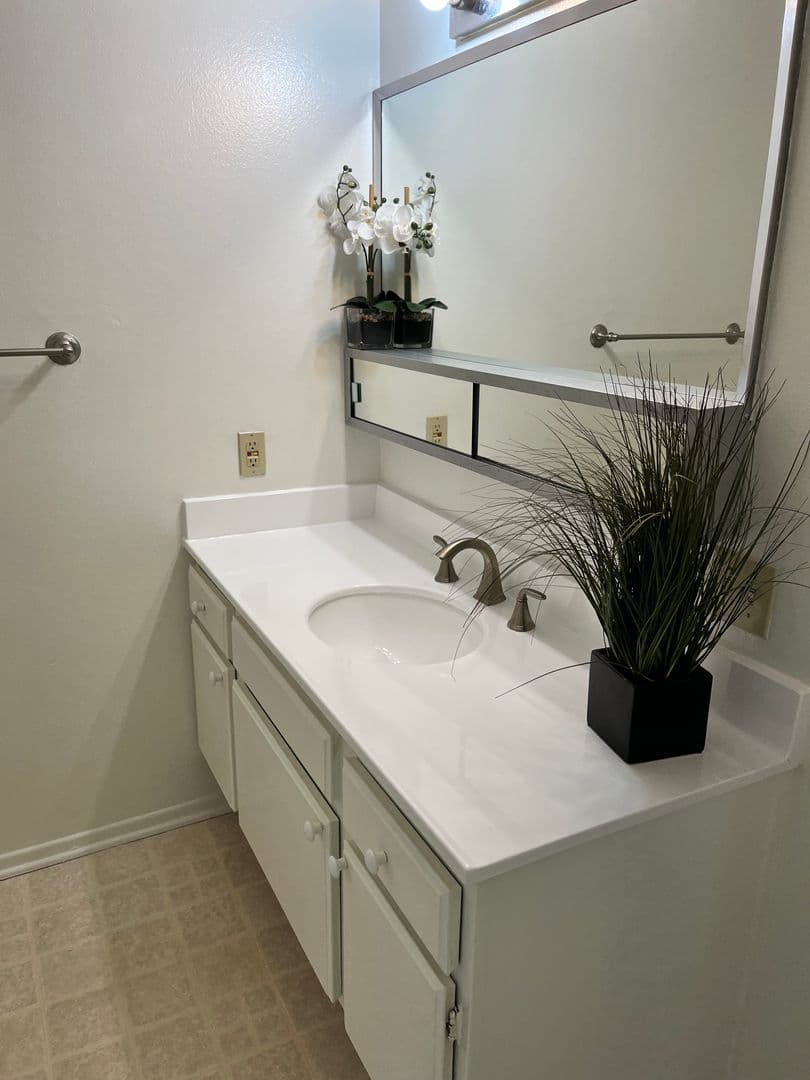 Sherman Oaks Apartment: 5124 Coldwater Canyon Ave.