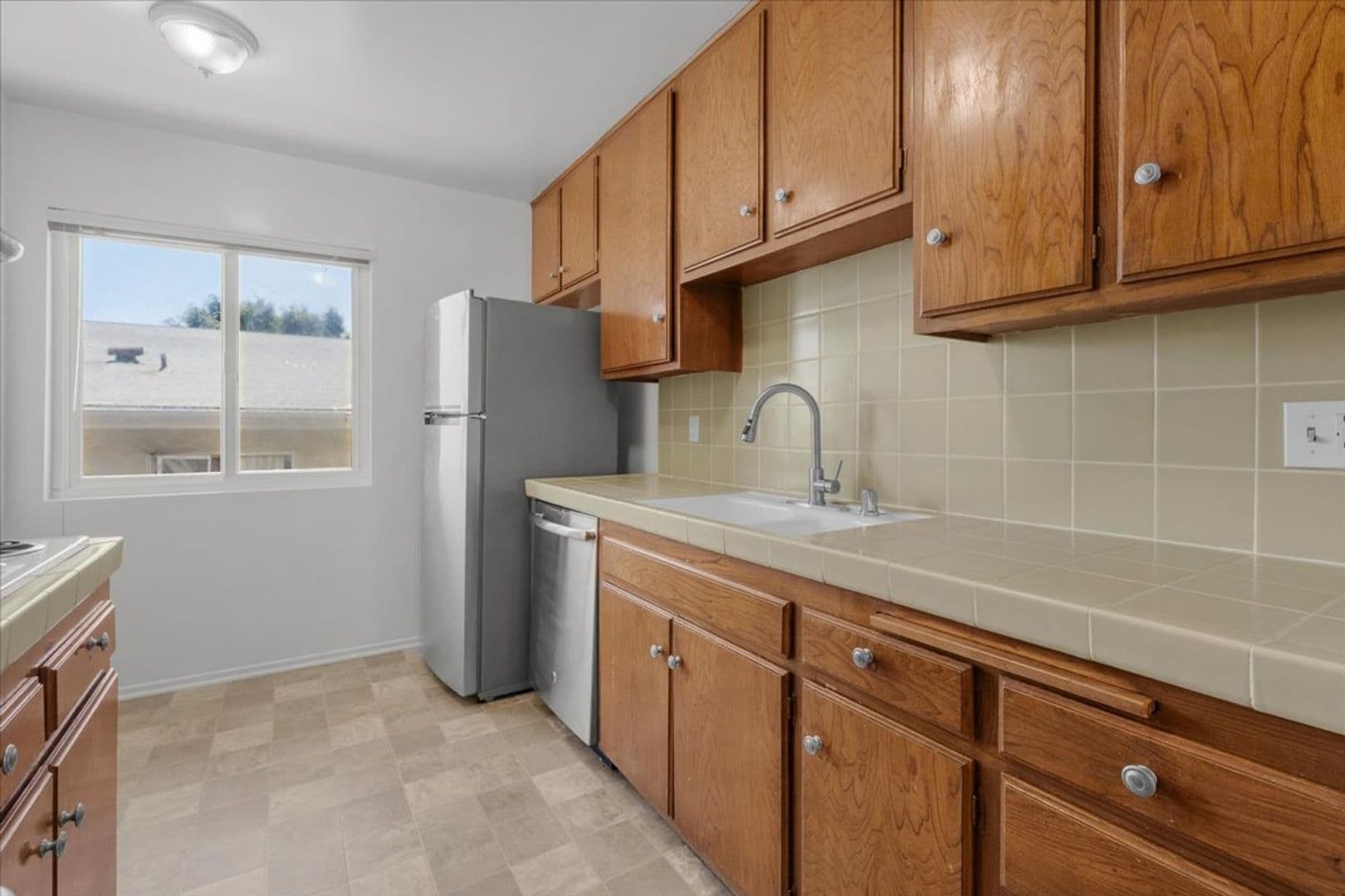 Beverly Hills Apartment: 309 S. Doheny Dr.