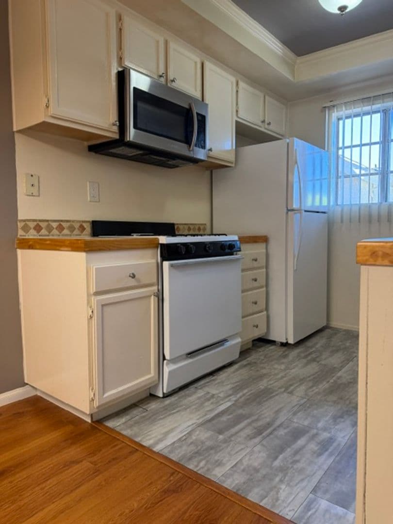 Toluca Lake Apartment: 10825 Blix Street