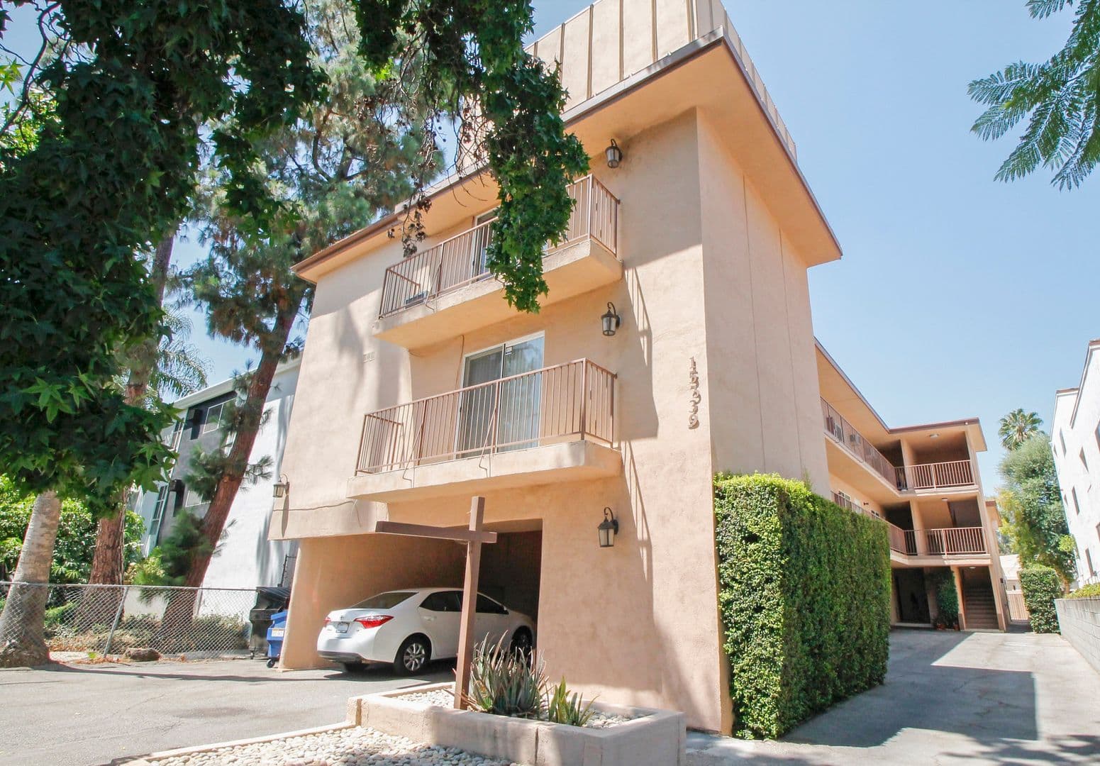 Sherman Oaks Apartment: 15339 Weddington St.