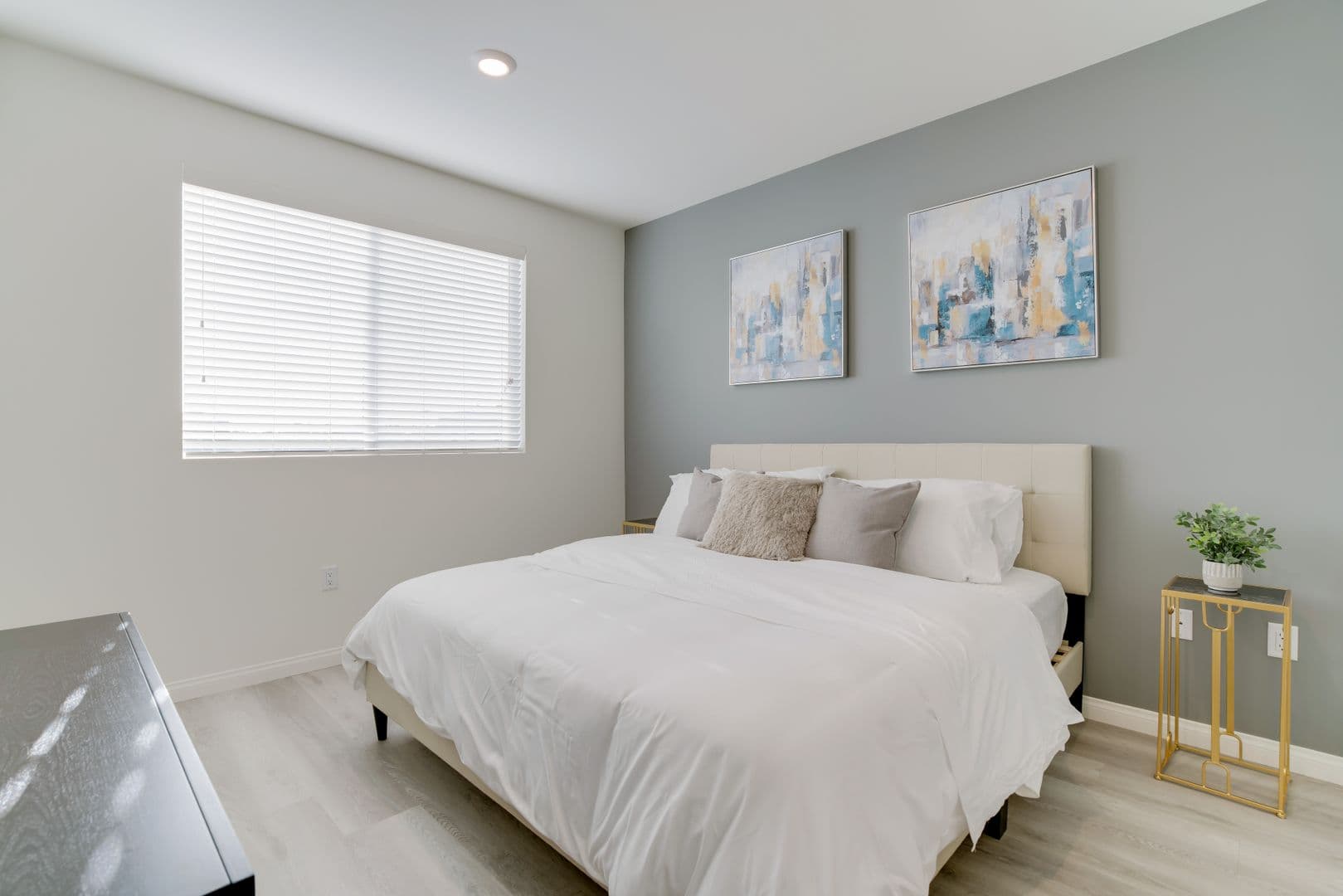 Van Nuys Apartment: 13724 Victory Blvd.