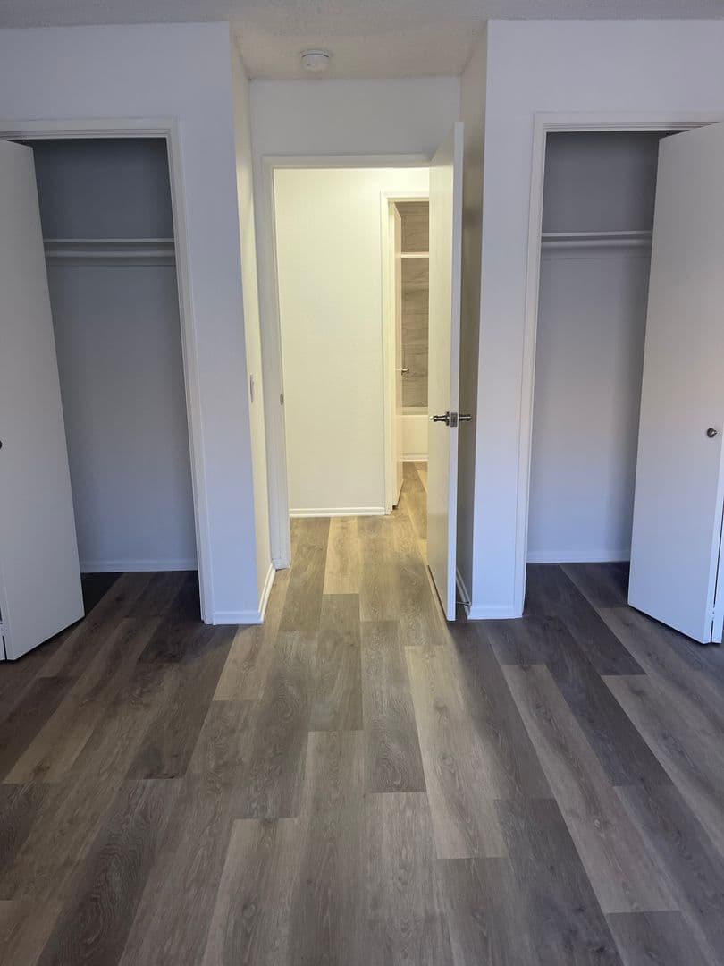 Van Nuys Apartment: 7320 Hazeltine Avenue