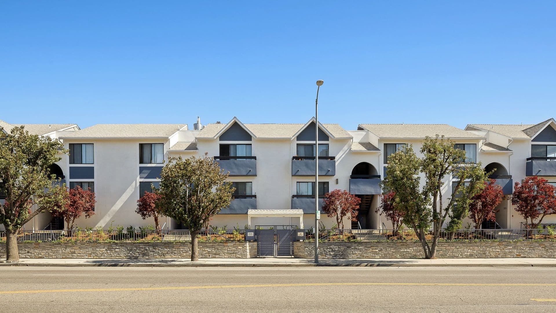 Sherman Oaks Apartment: 14543 Burbank Boulevard
