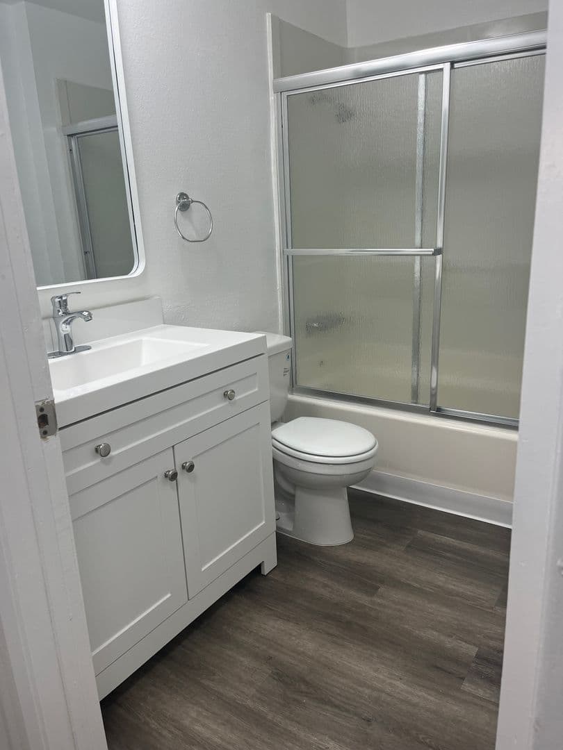 Van Nuys Apartment: 7320 Hazeltine Avenue