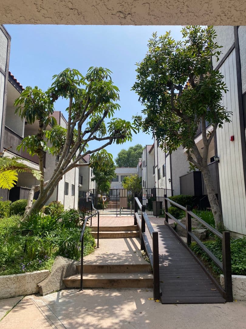 Sunland Apartment: 8608 Foothill Blvd