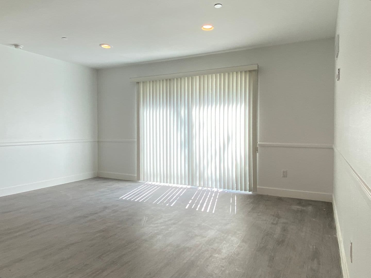 Los Angeles Apartment: 130 South Flores Street
