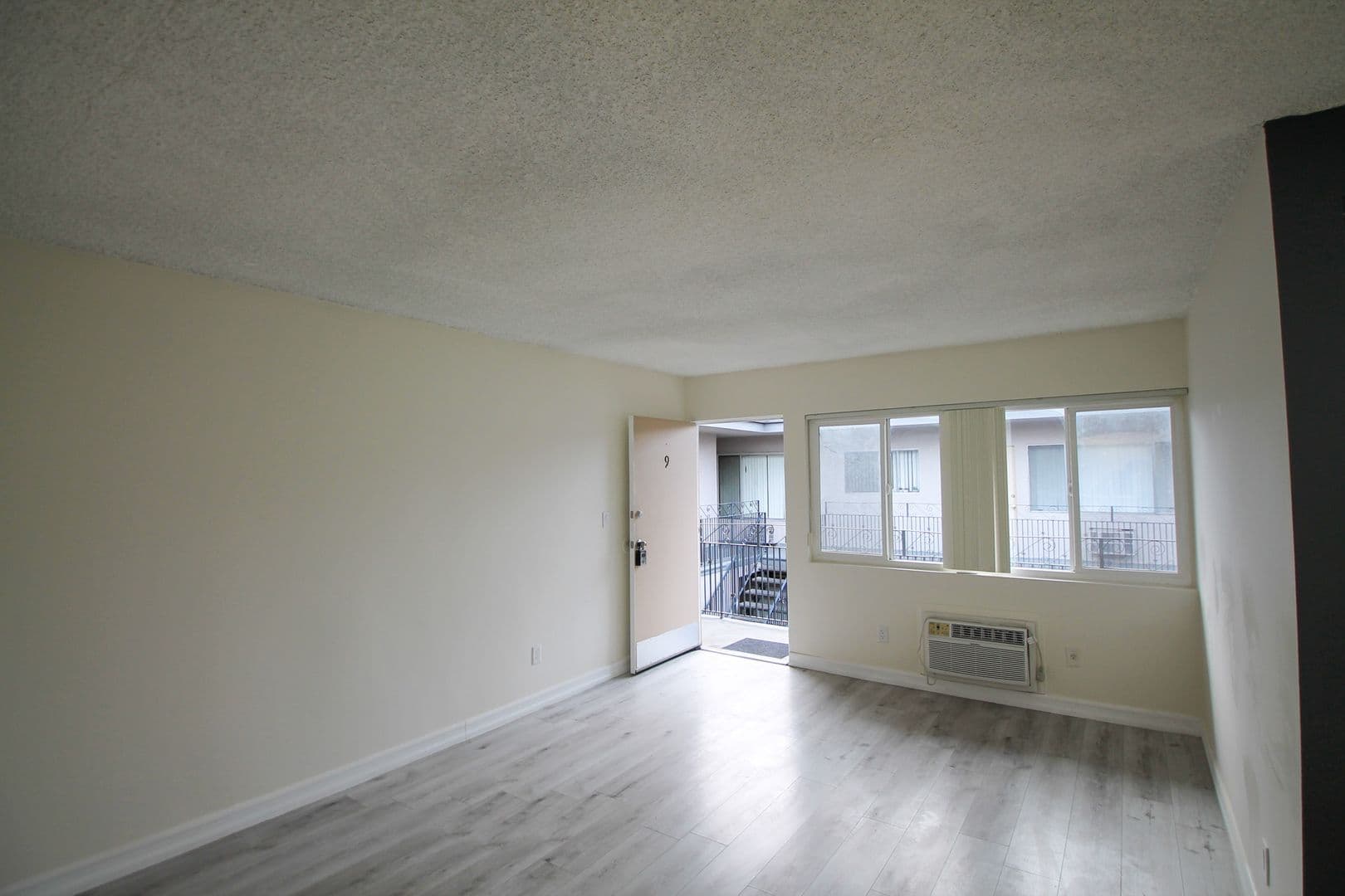 Van Nuys Apartment: 15436 Vanowen St.