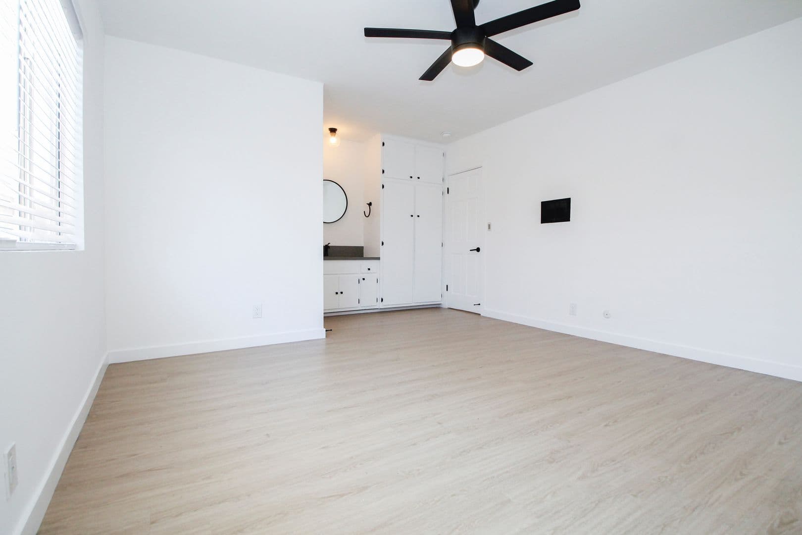 Hawthorne Apartment: 4378 W. 138th St.