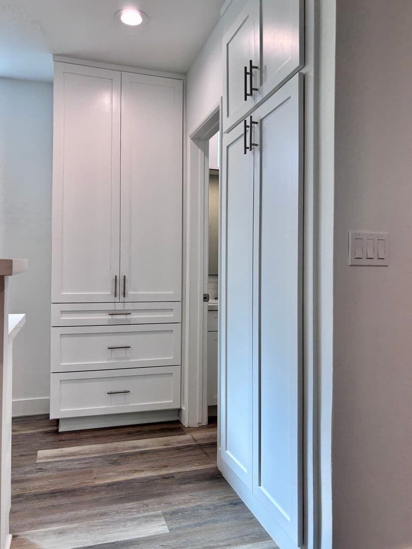 Los Angeles Apartment: 125 South Croft Avenue