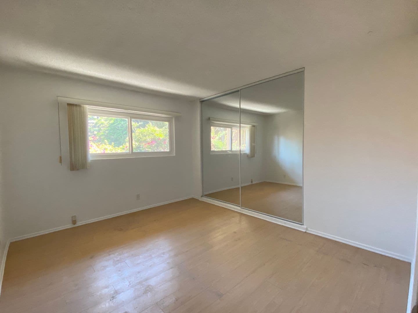 Los Angeles Apartment: 928 South Sherbourne Drive