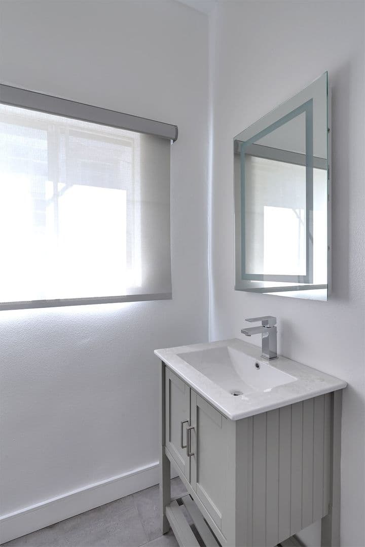 Los Angeles Apartment: 722 S Manhattan Place