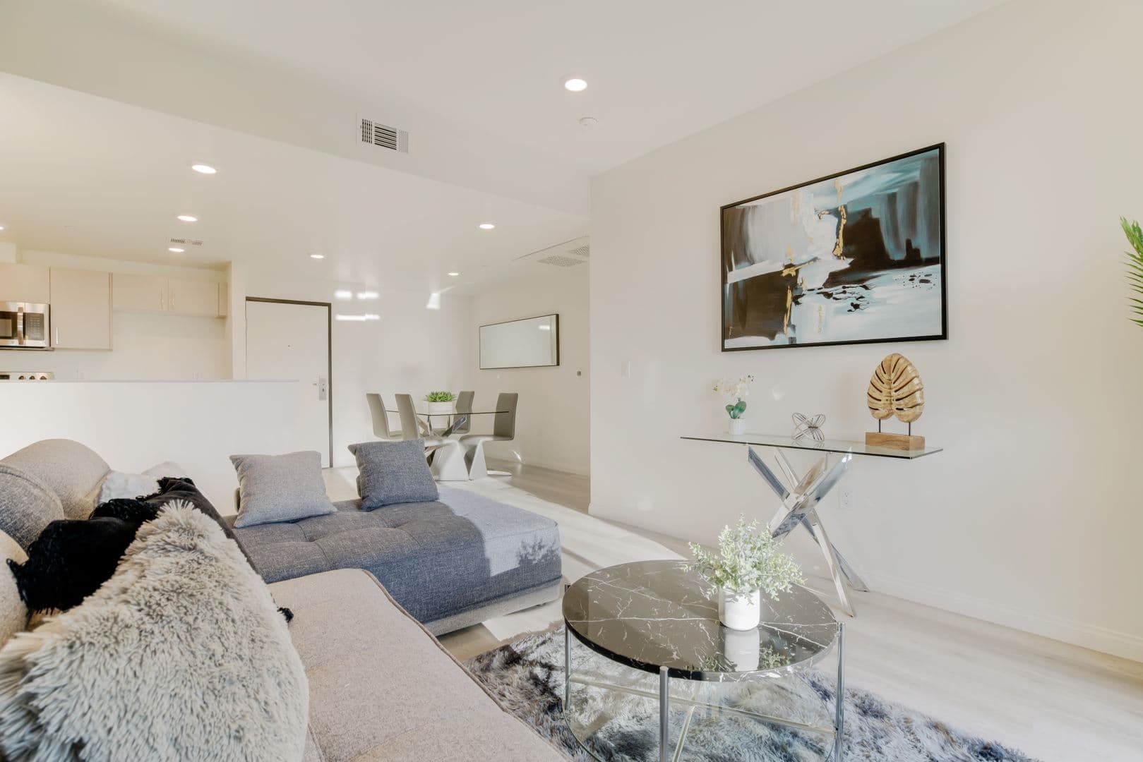 Van Nuys Apartment: 13724 Victory Blvd.