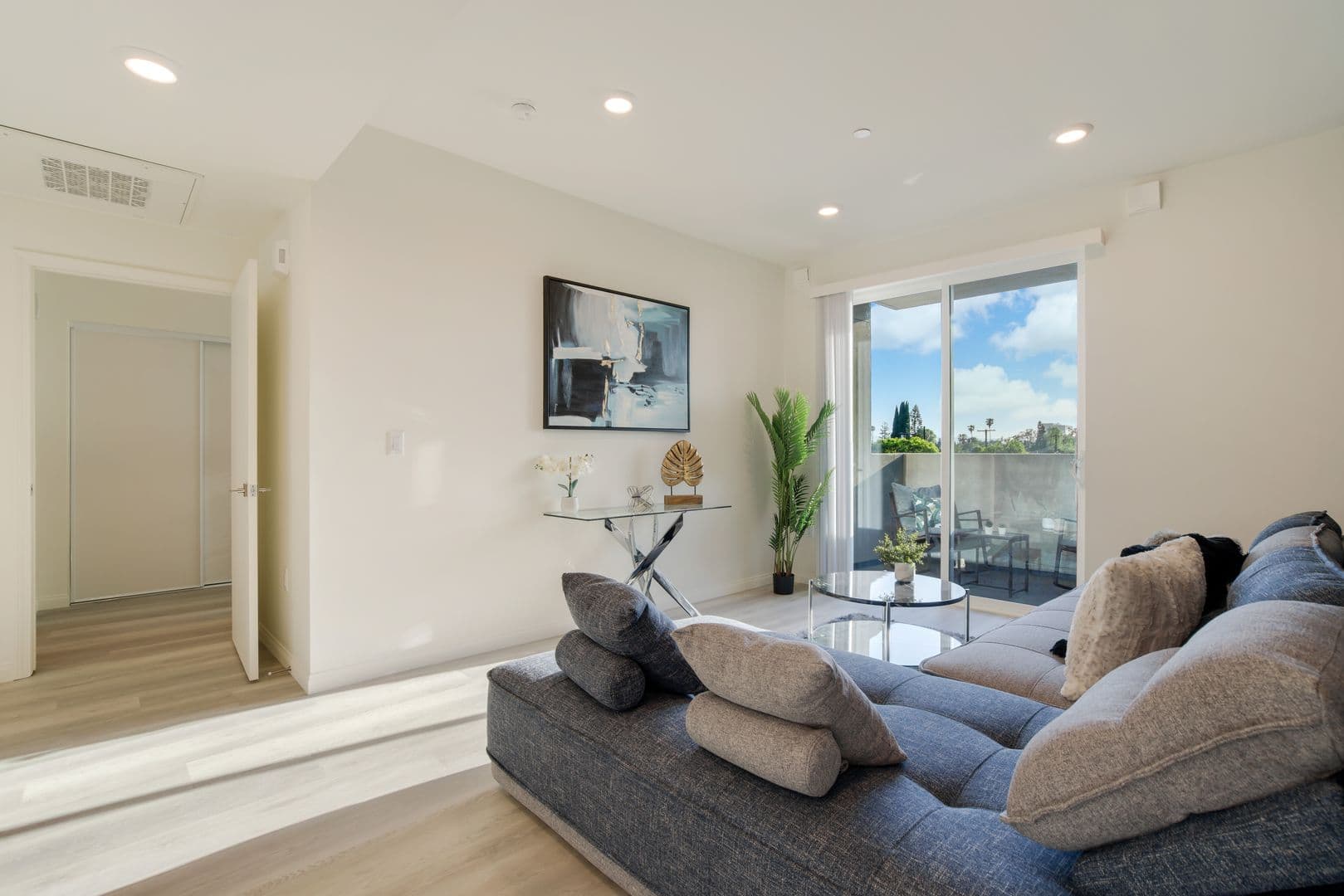 Van Nuys Apartment: 13724 Victory Blvd.