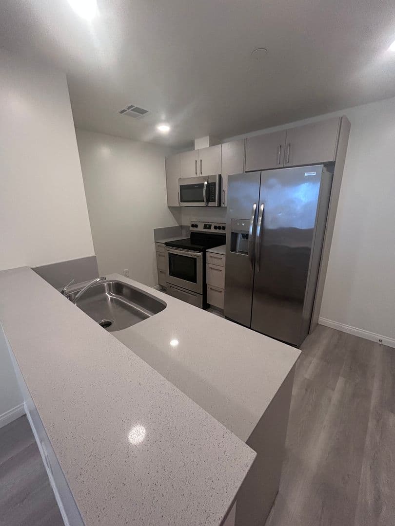 Van Nuys Apartment: 13724 Victory Blvd.