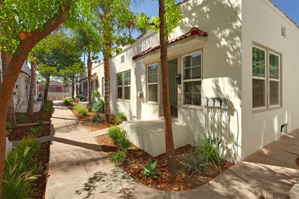Los Angeles Apartment: 4515-4519 Willow Brook Avenue