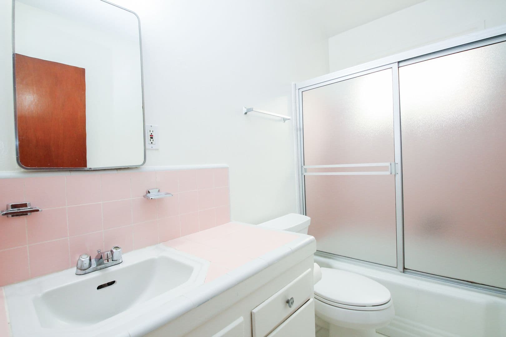 Los Angeles Apartment: 1033 S. Holt Ave.