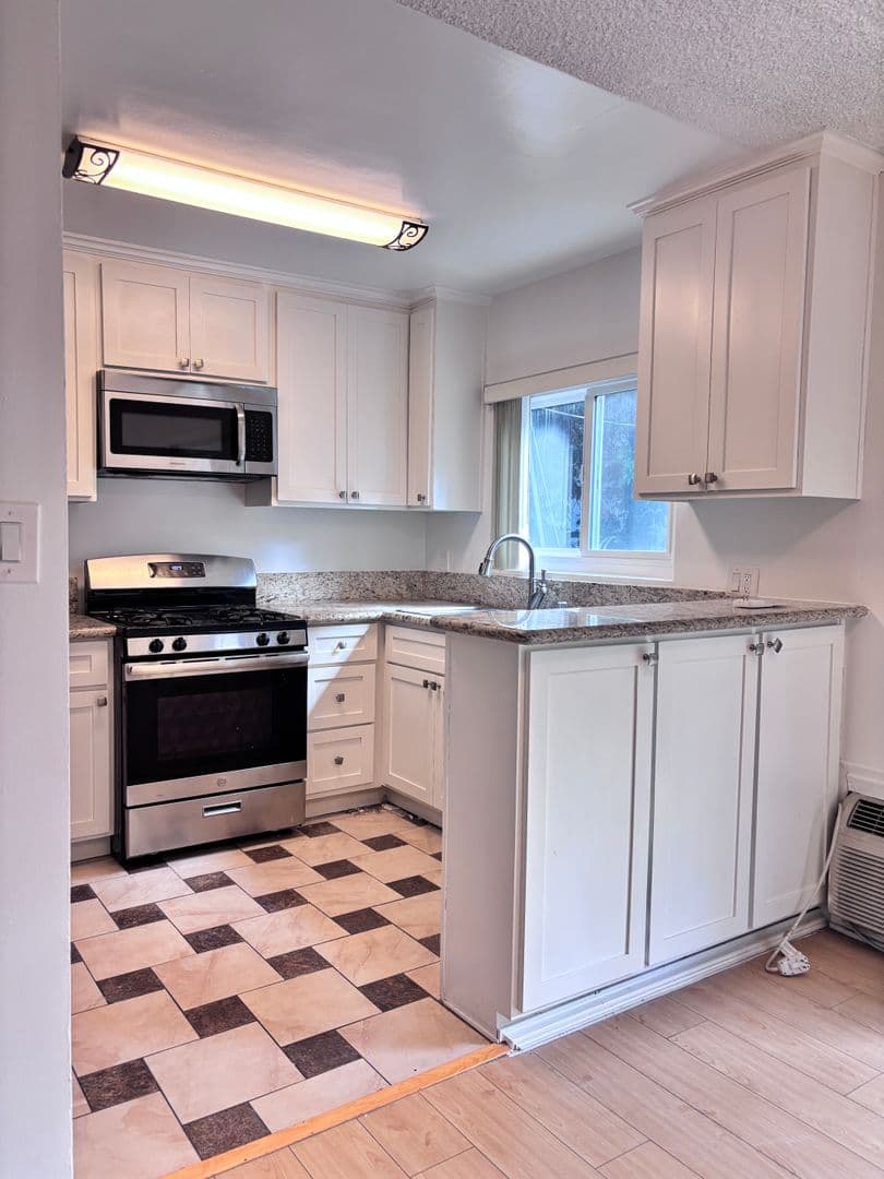Los Angeles Apartment: 928 South Sherbourne Drive
