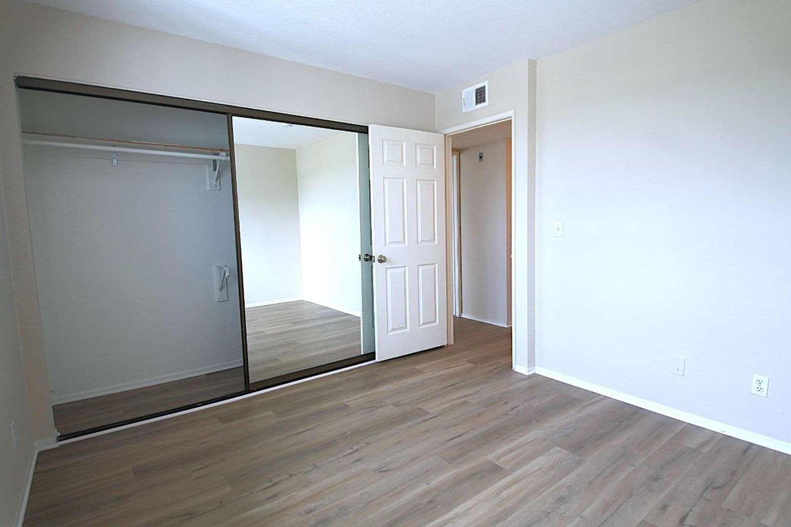 Sherman Oaks Apartment: 14930 Moorpark St.