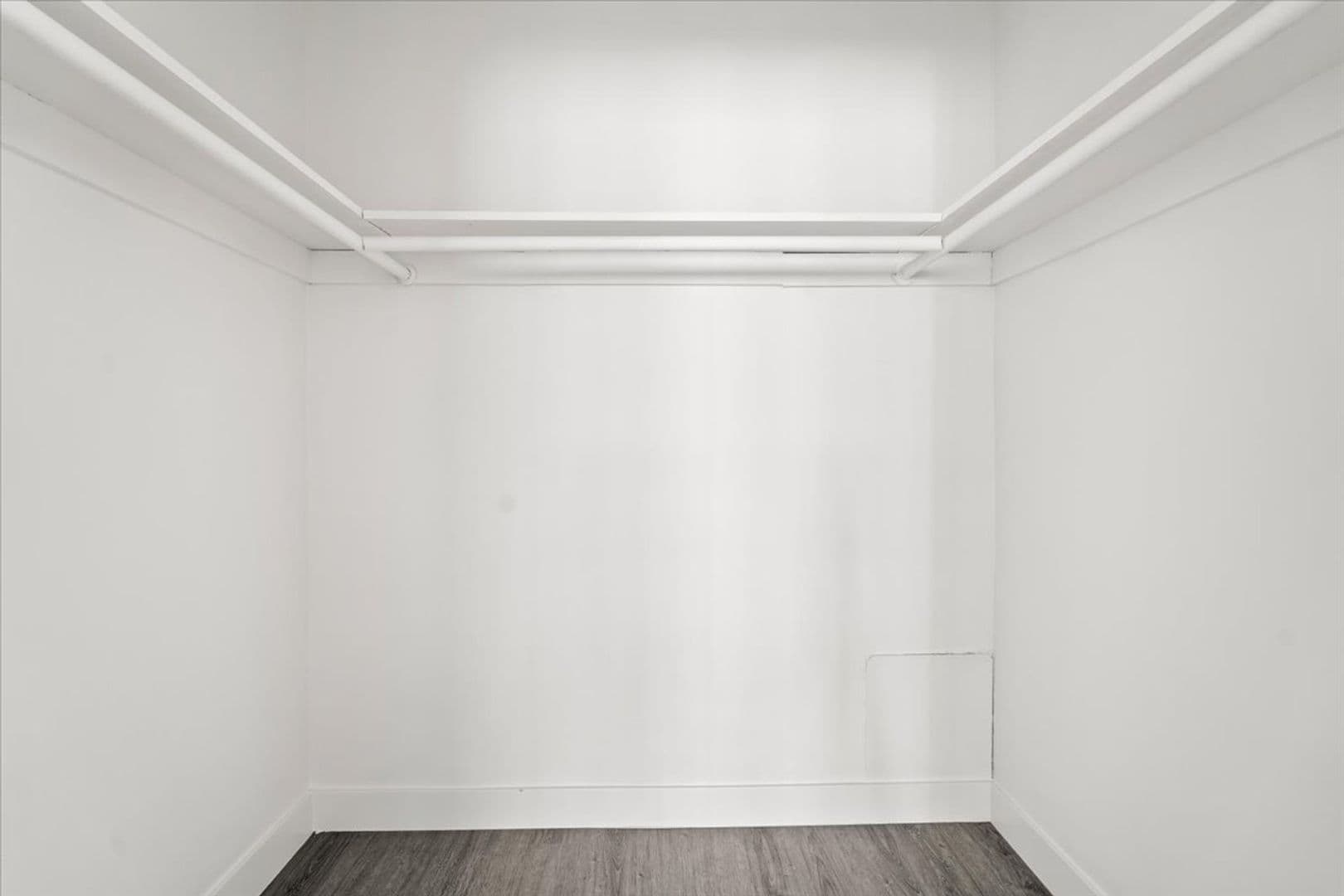 Los Angeles Apartment: 5232 Fairview Blvd