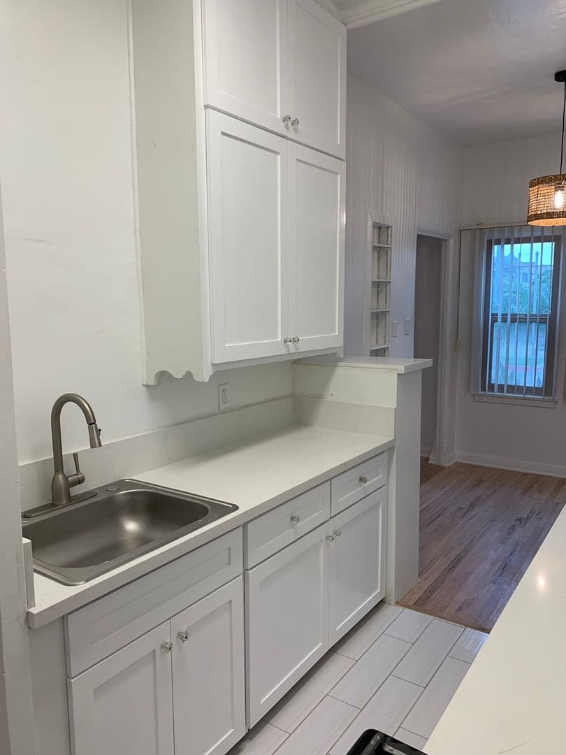 Los Angeles Apartment: 369 North Spaulding Avenue