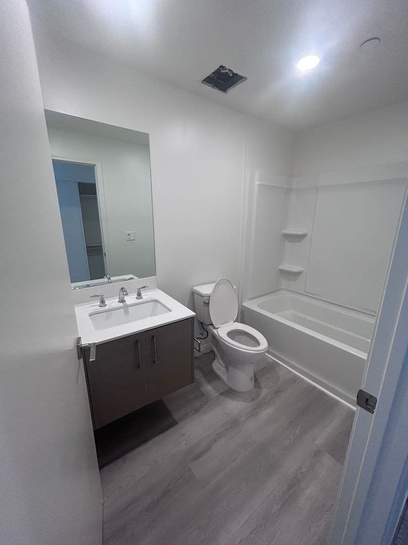 Van Nuys Apartment: 13724 Victory Blvd.